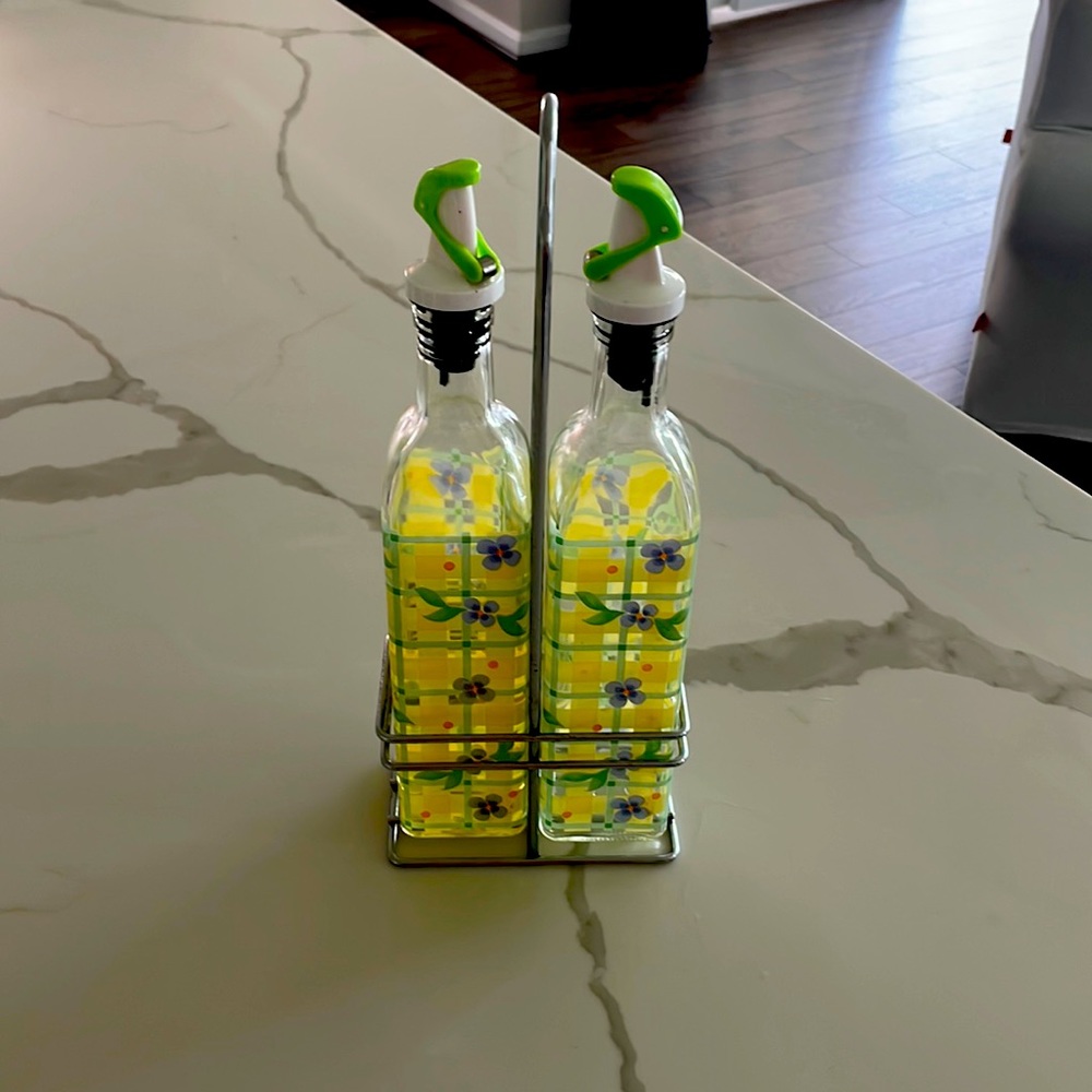 Pfaltzgraff summerbreeze pattern oil and vinegar pourer set